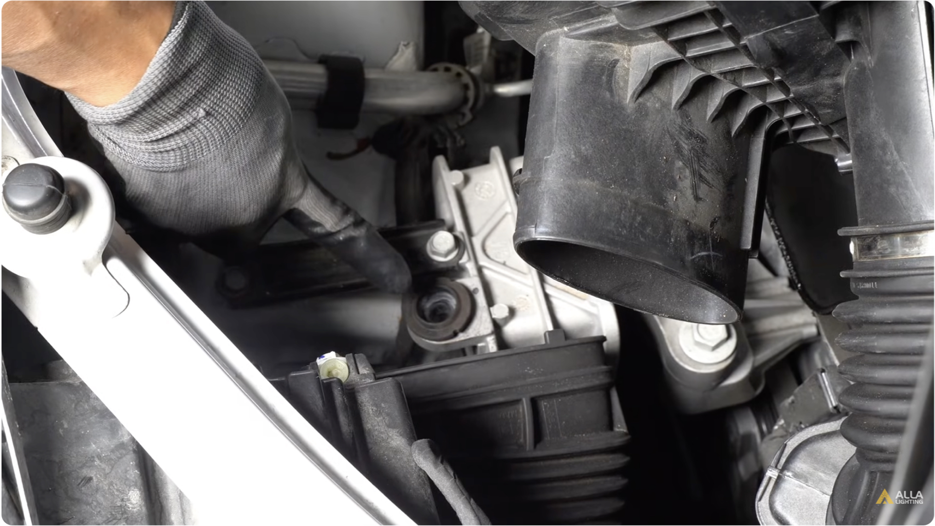 How to Change 2018-2023 Chevrolet Equinox Hi/Low Beam HID Headlights 12