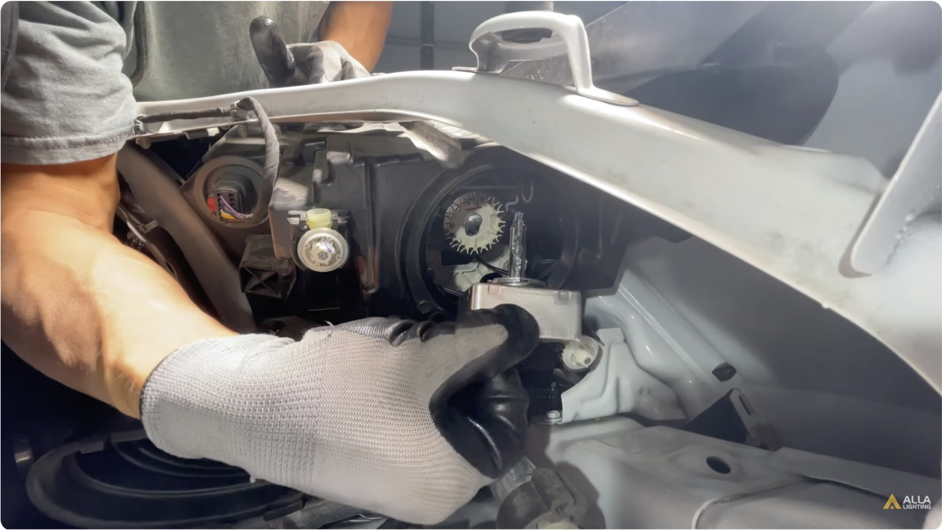 How to Change 2018-2023 Chevrolet Equinox Hi/Low Beam HID Headlights 18