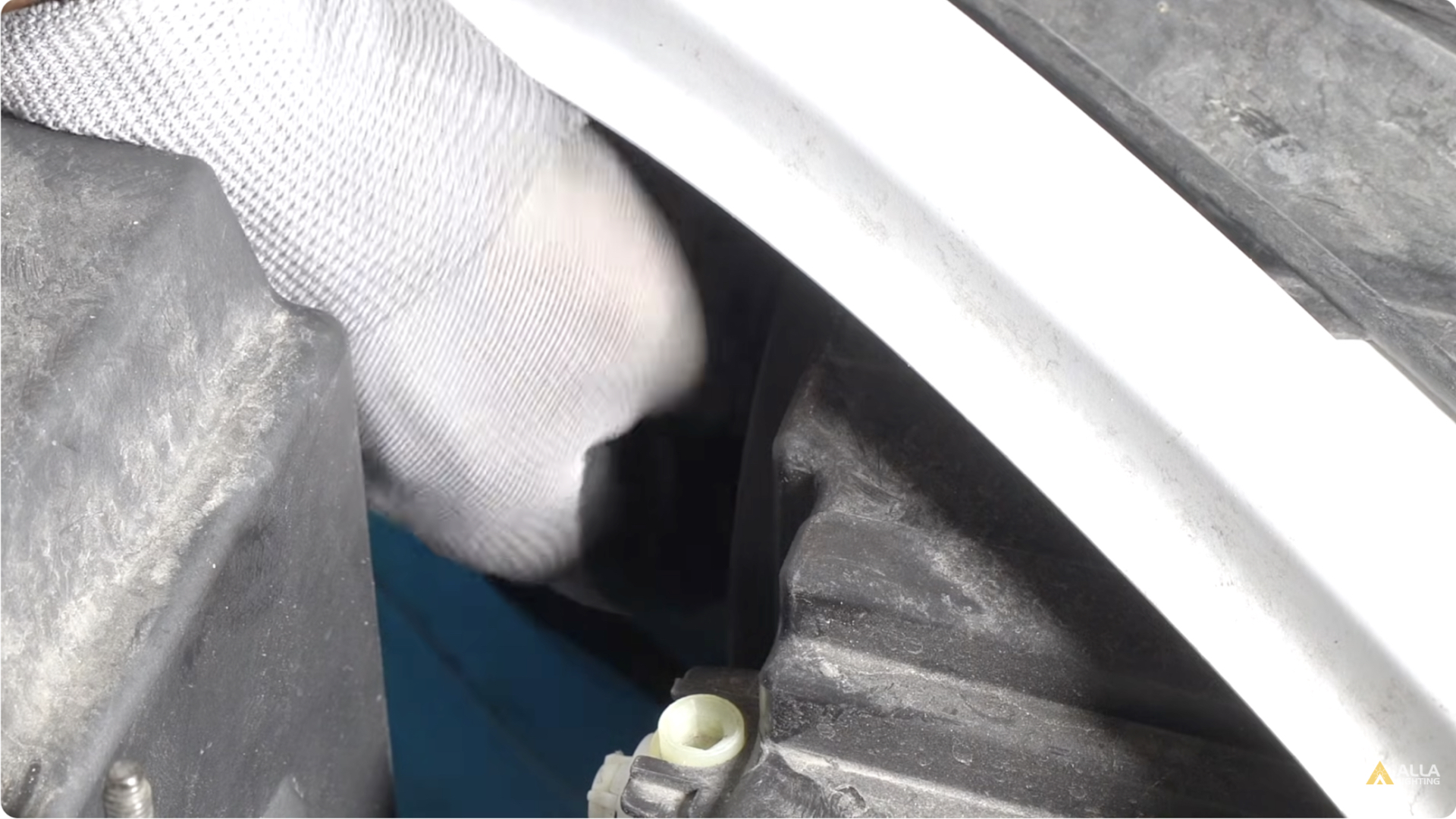How to Change 2018-2023 Chevrolet Equinox Hi/Low Beam HID Headlights 44