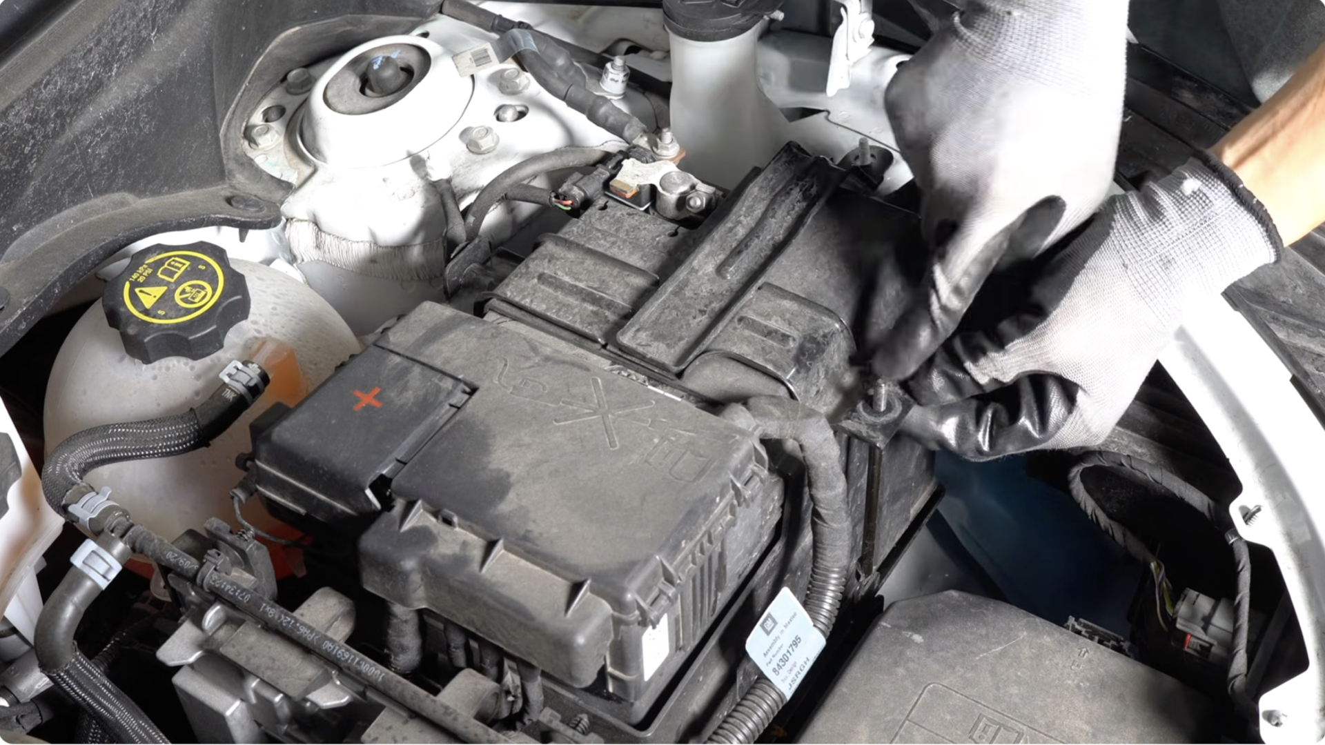 How to Change 2018-2023 Chevrolet Equinox Hi/Low Beam HID Headlights 45